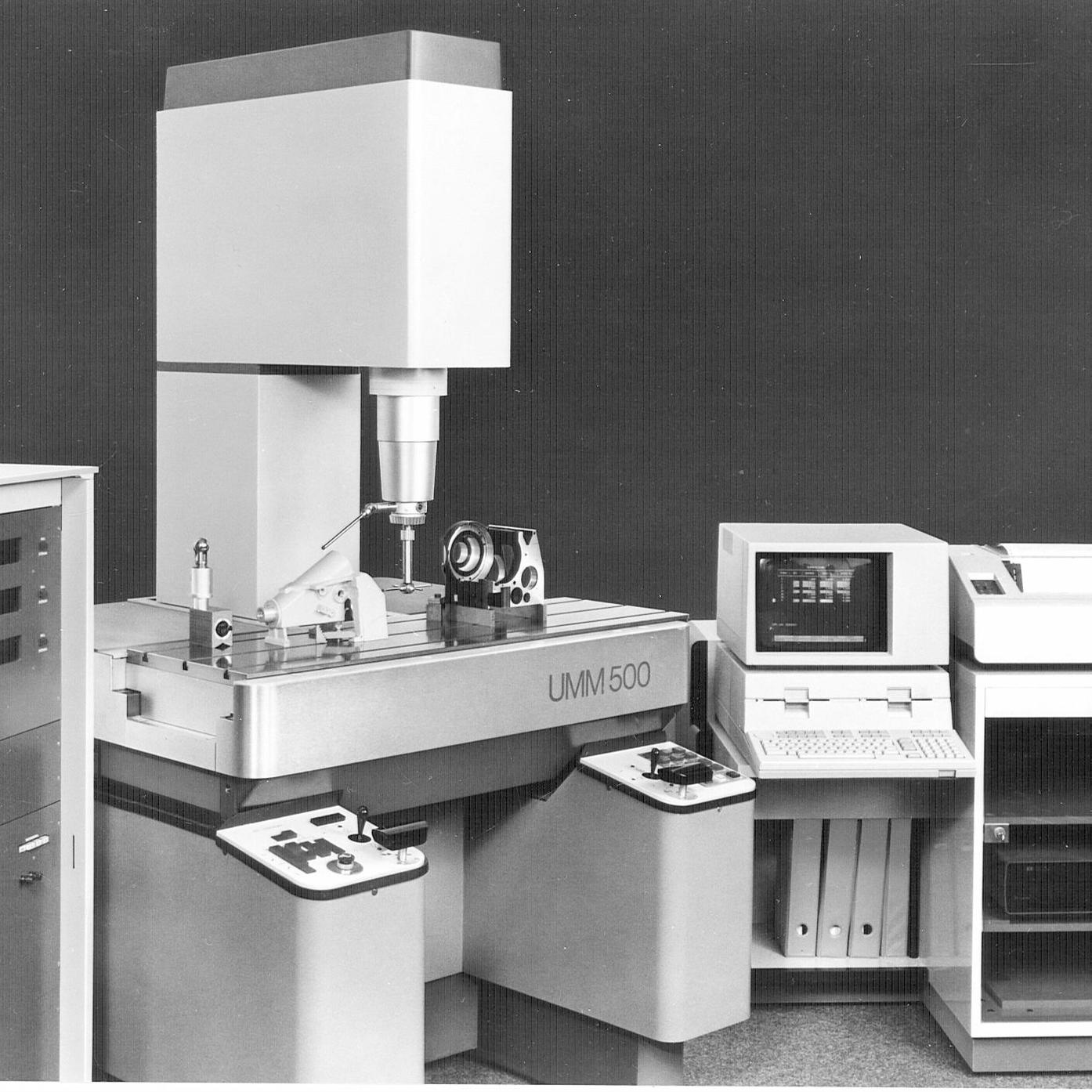 UMM 500: Máquina de medición de tres coordenadas de alta precisión con sensor de medición, computadora de mesa y software de medición propio.
