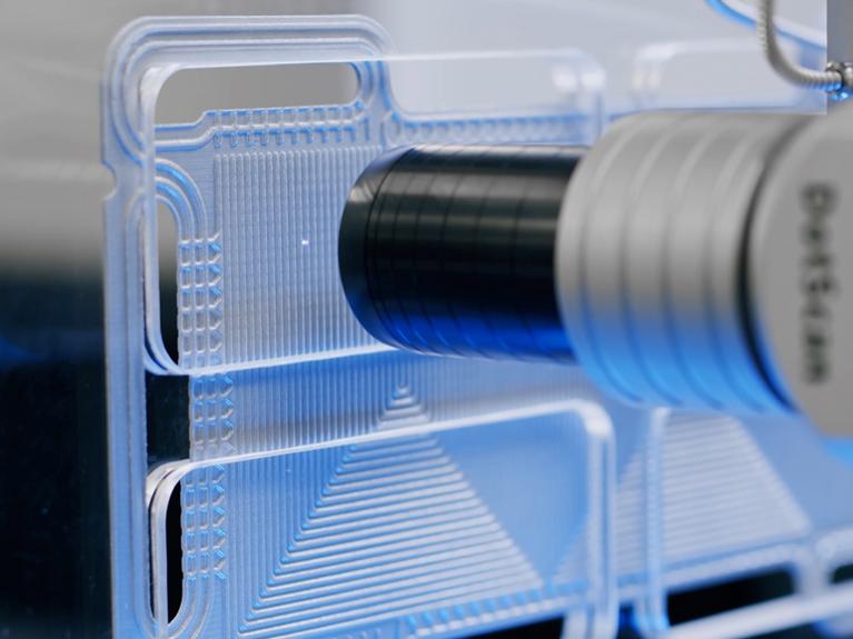 Formación de microestructuras y corte de placas unipolares