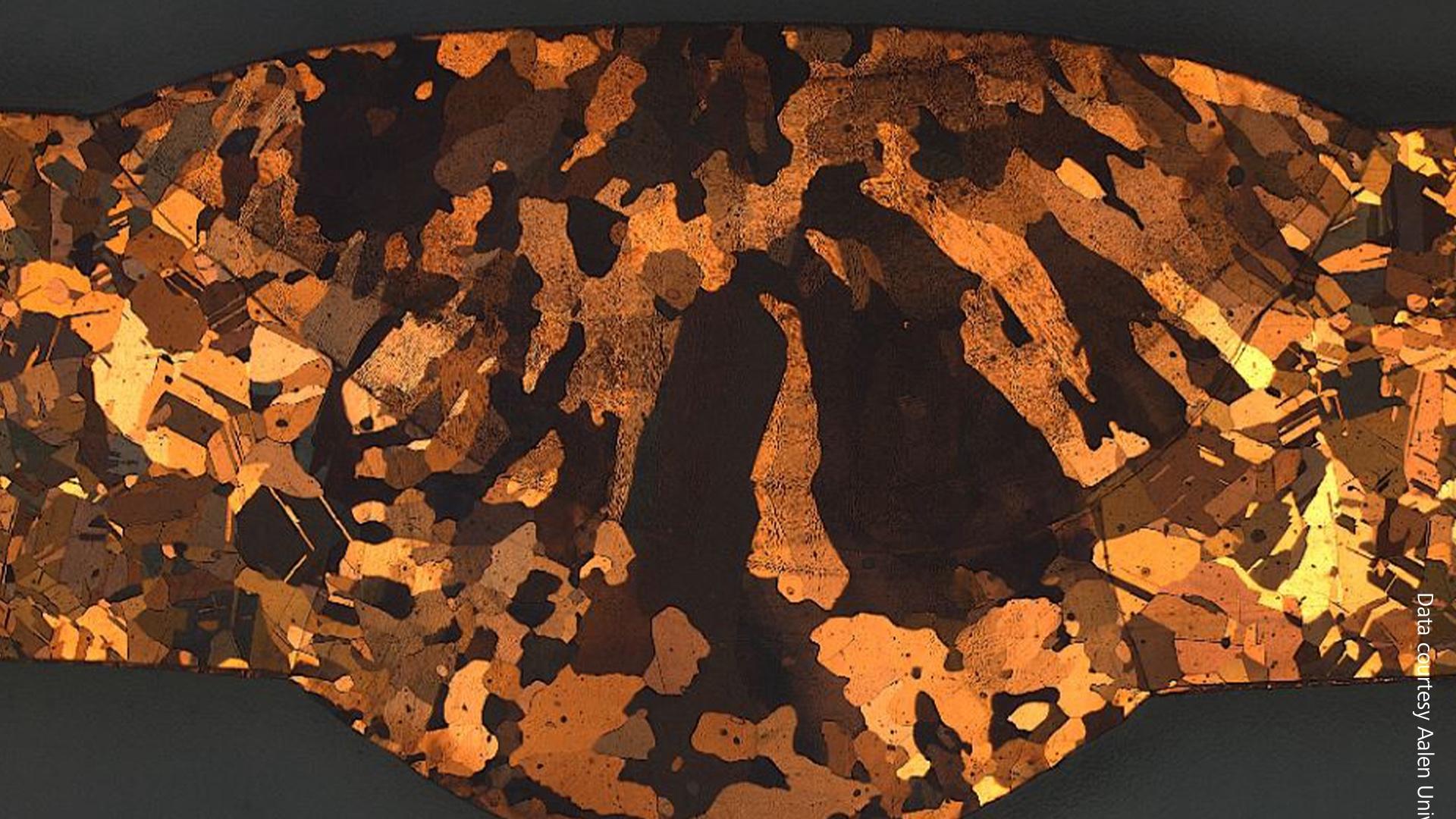 Conexión de cobre soldada con granos visibles