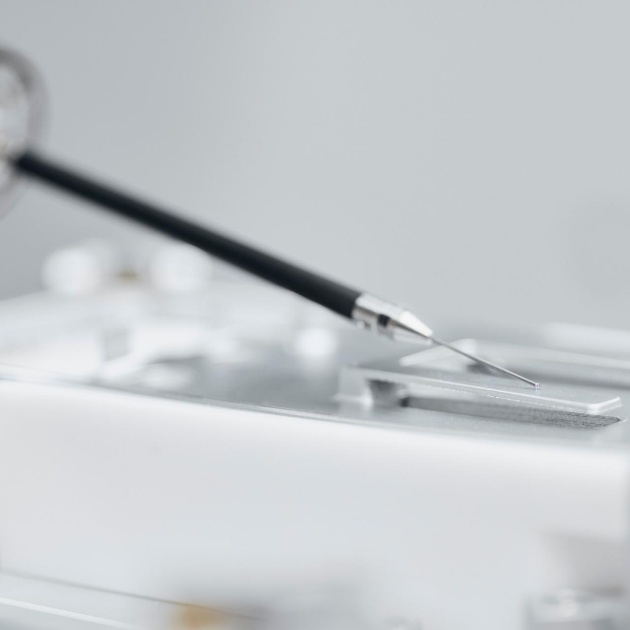 El modo SoftTouch de ZEISS con el sensor VAST XXT TL1 permite la medición táctil de una pieza metálica diminuta y flexible sin necesidad de doblarla.