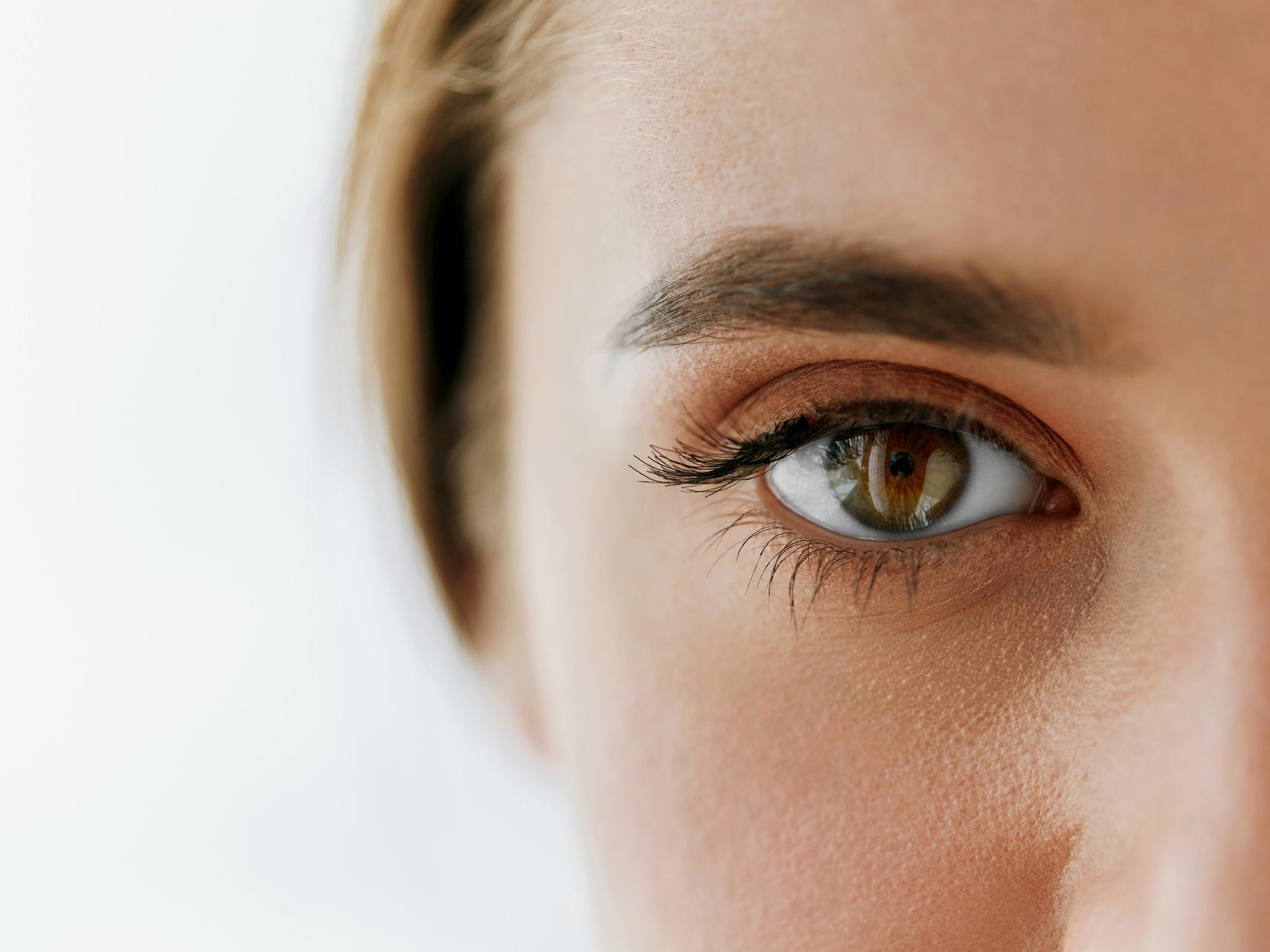 La imagen muestra un primer plano del rostro de una mujer en la que se destaca el ojo izquierdo. 