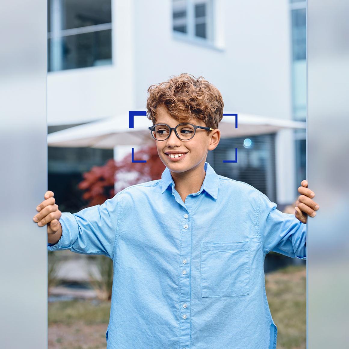 Joven con lentes ZEISS SmartLife Young