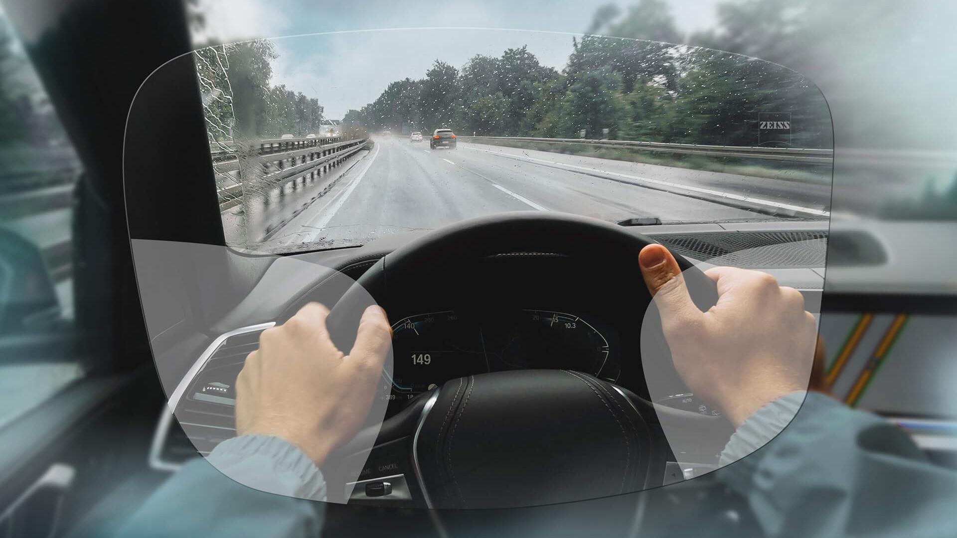 Visión con los lentes progresivos ZEISS DriveSafe. La imagen muestra cómo se ve a través de los lentes. 