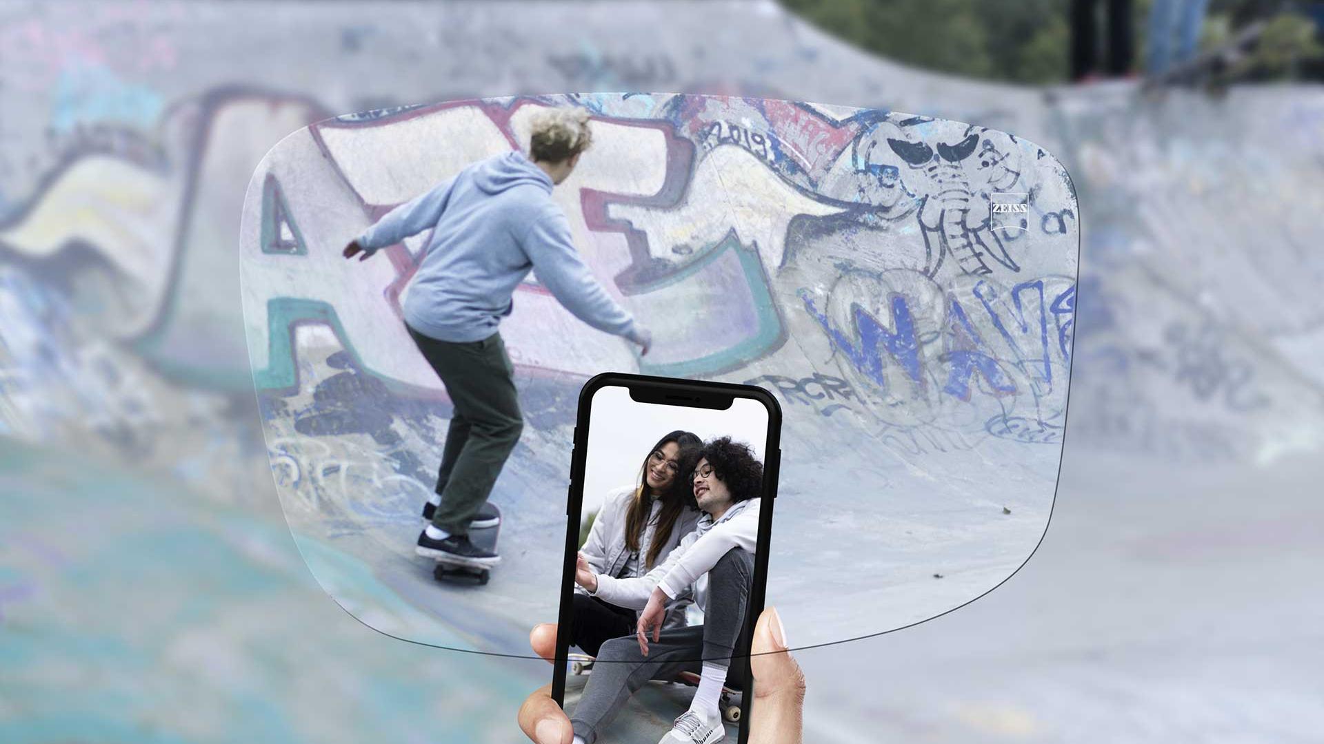 Vista de una pista de patinaje con los lentes de visión sencilla ZEISS SmartLife Individual.