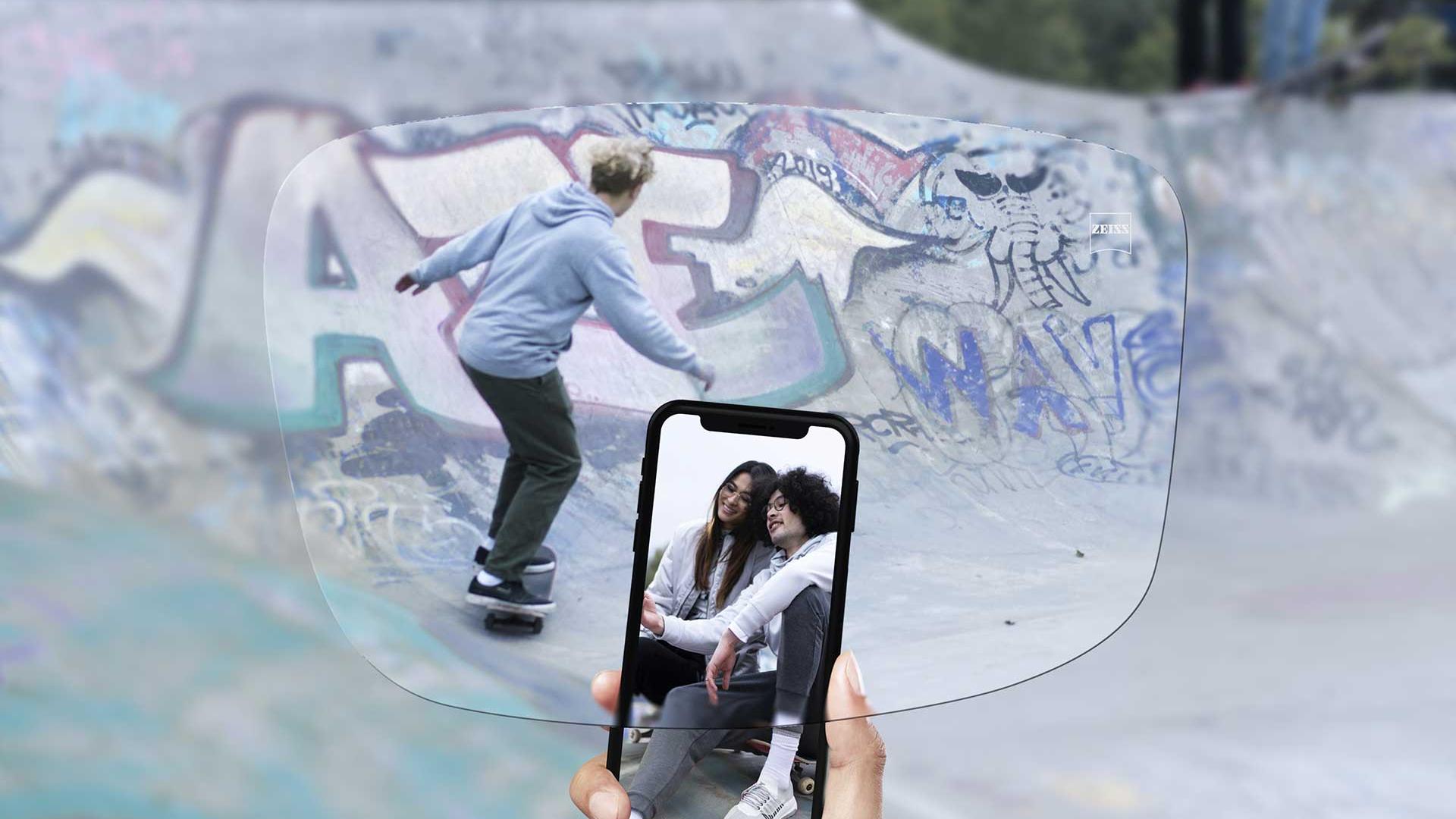 Vista de una pista de patinaje con lentes de visión sencilla ZEISS SmartLife.