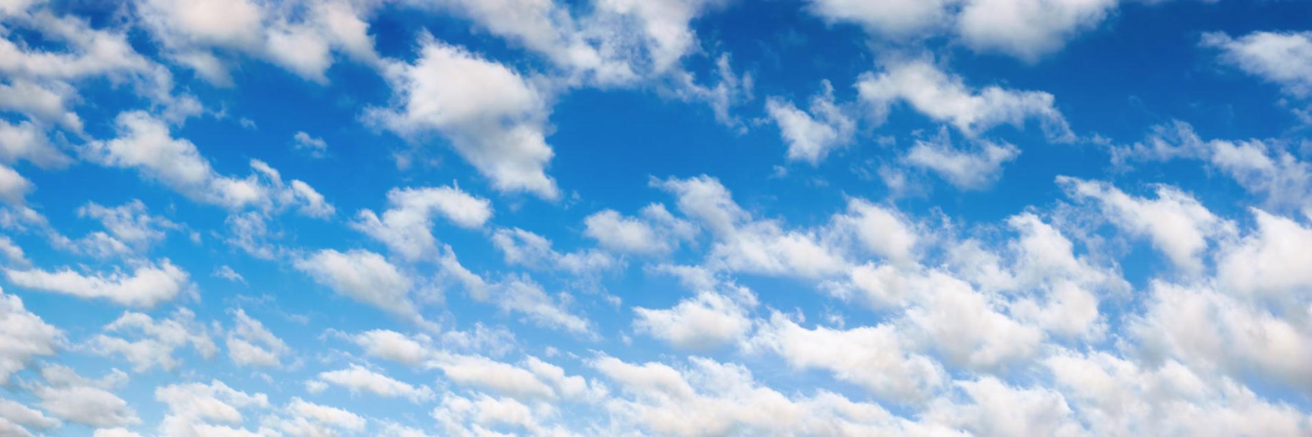 Nubes blancas sobre un cielo azul