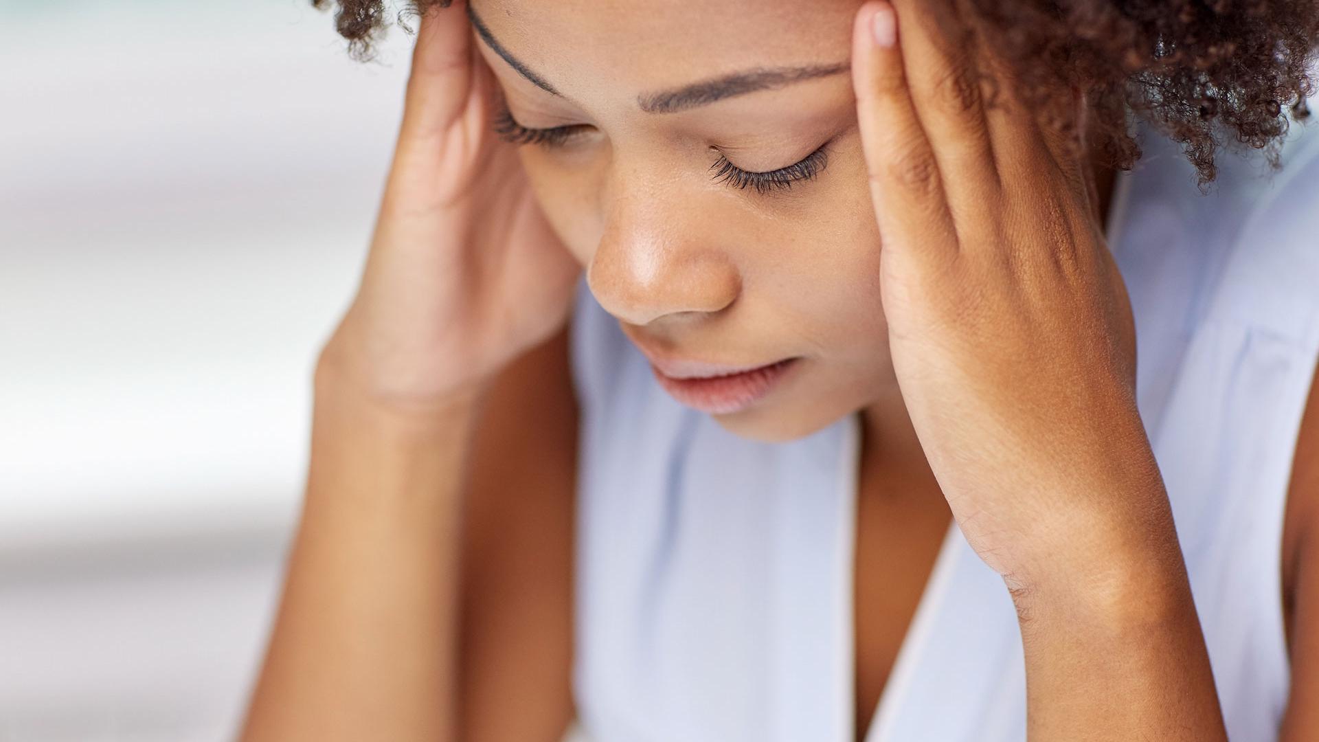 primer plano de una mujer africana tocándose la cabeza