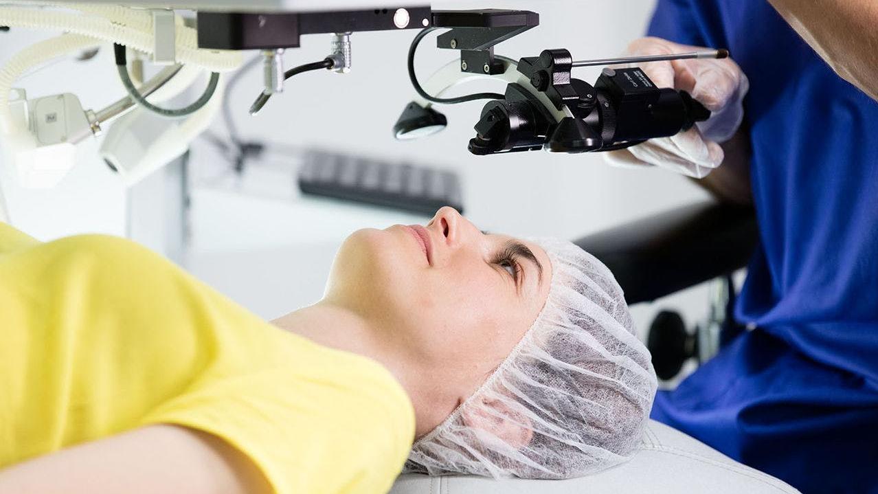 Paciente sometiéndose a cirugía ocular con láser