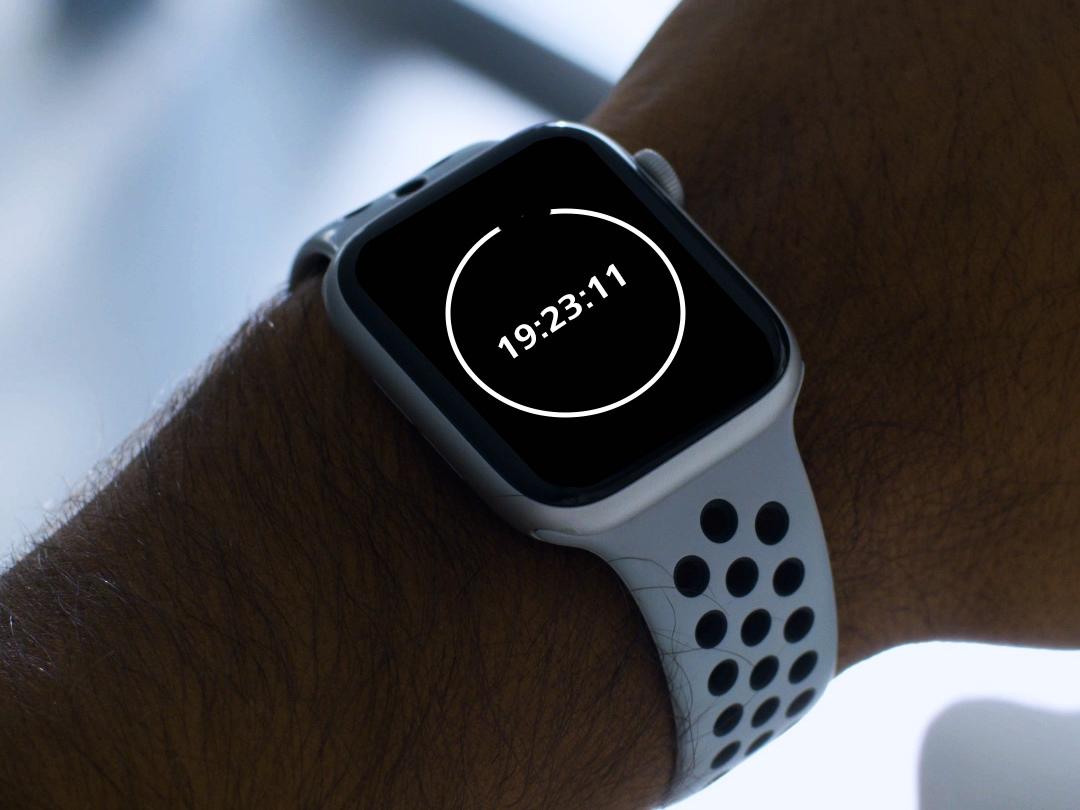 Un joven con lentes BlueGuard mira la cuenta regresiva de 20 minutos en su smartwatch.  