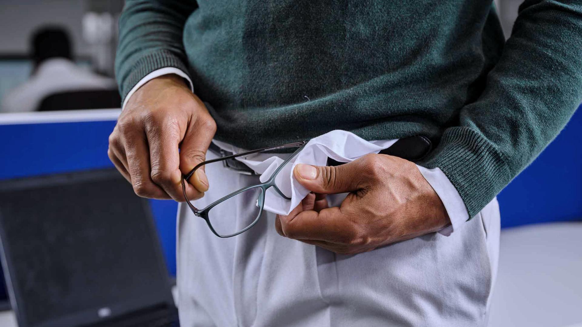 No uses pañuelos, ni la corbata o la manga de la camisa para limpiar los lentes.