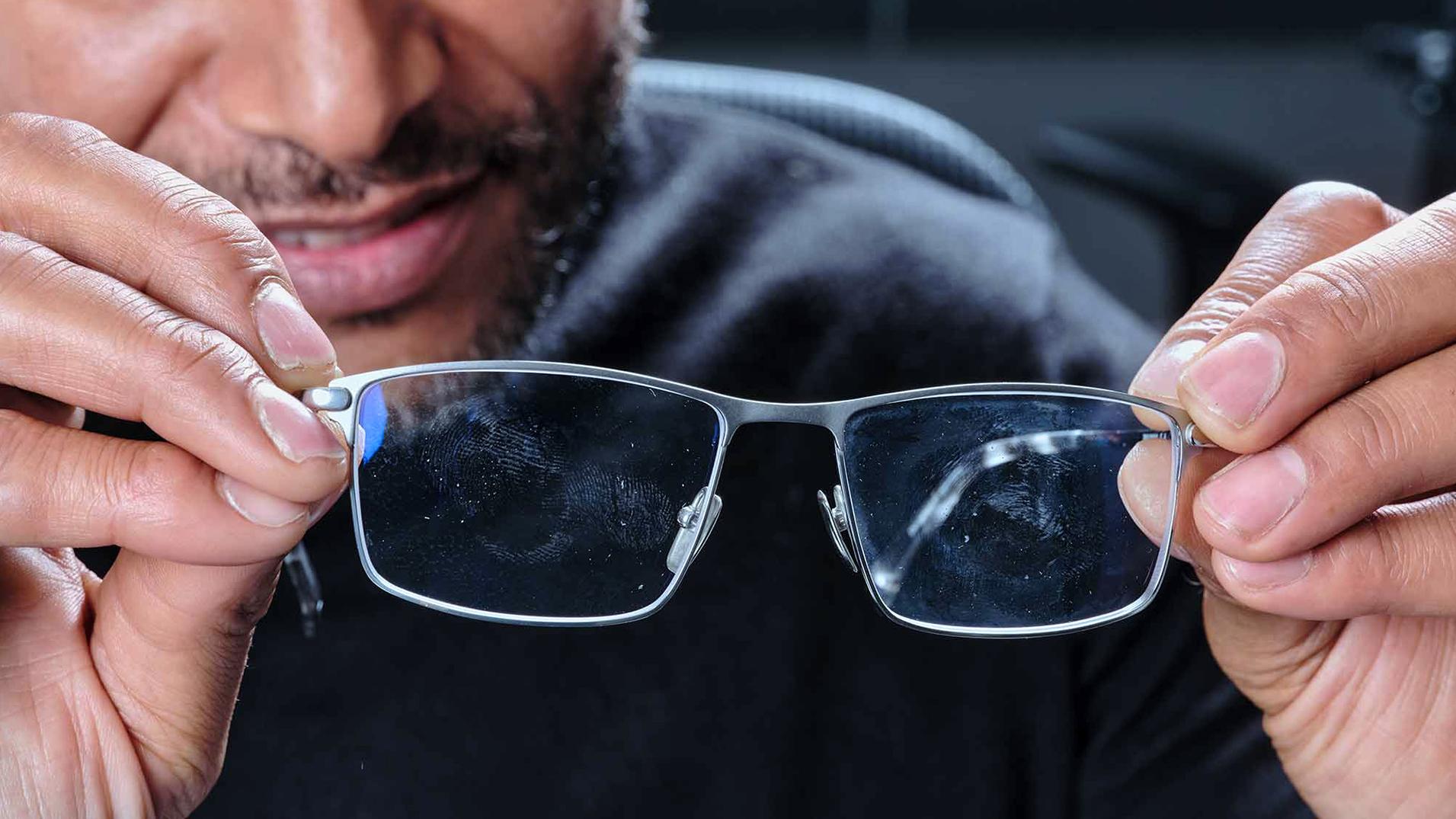 3. Los rayones son imposibles de eliminar, no importa si tus lentes son de plástico o de cristal.