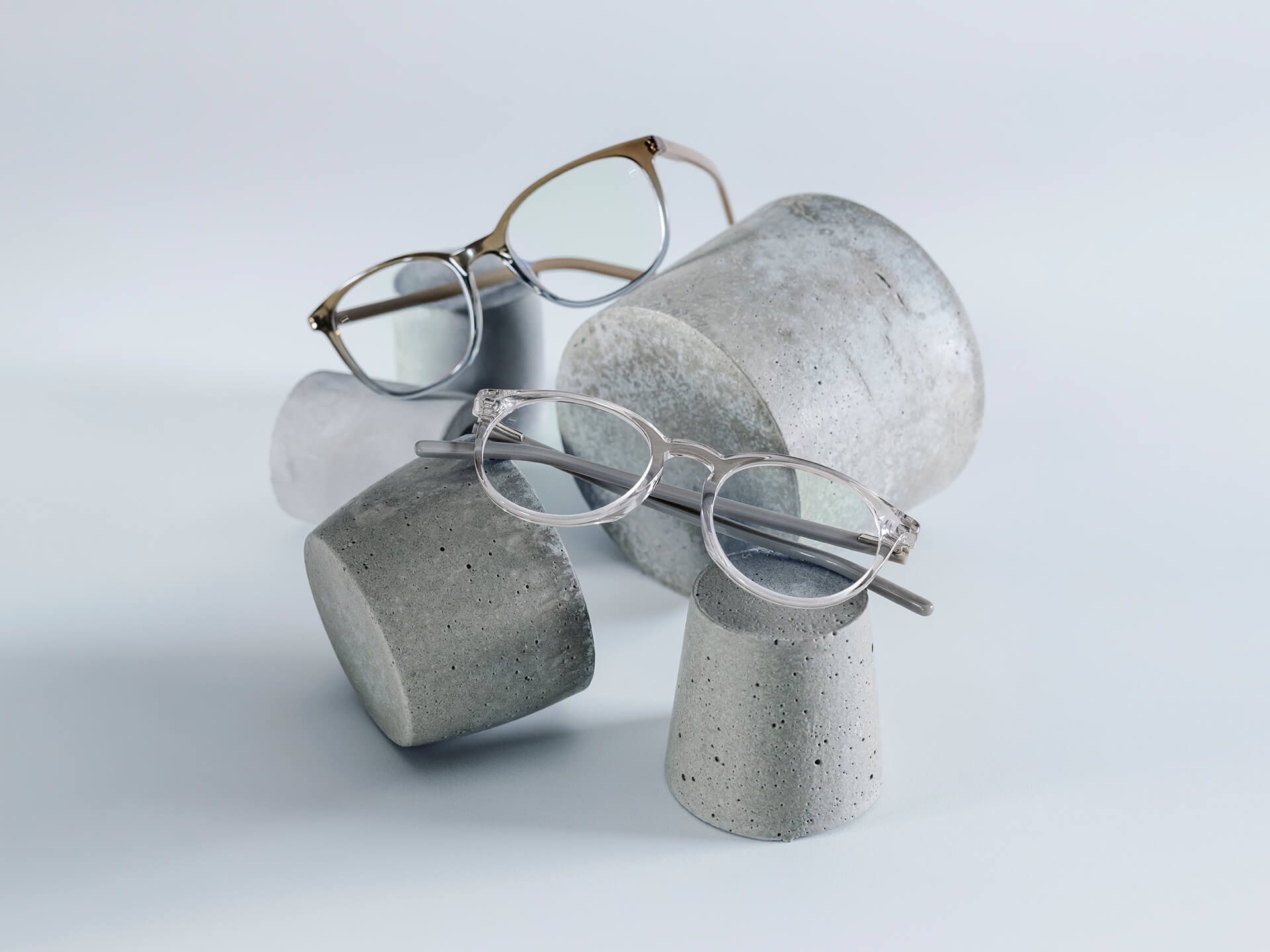 Los lentes con lentes ZEISS con recubrimiento DuraVision® Chrome se colocan sobre pedestales de piedra de diferentes tamaños.