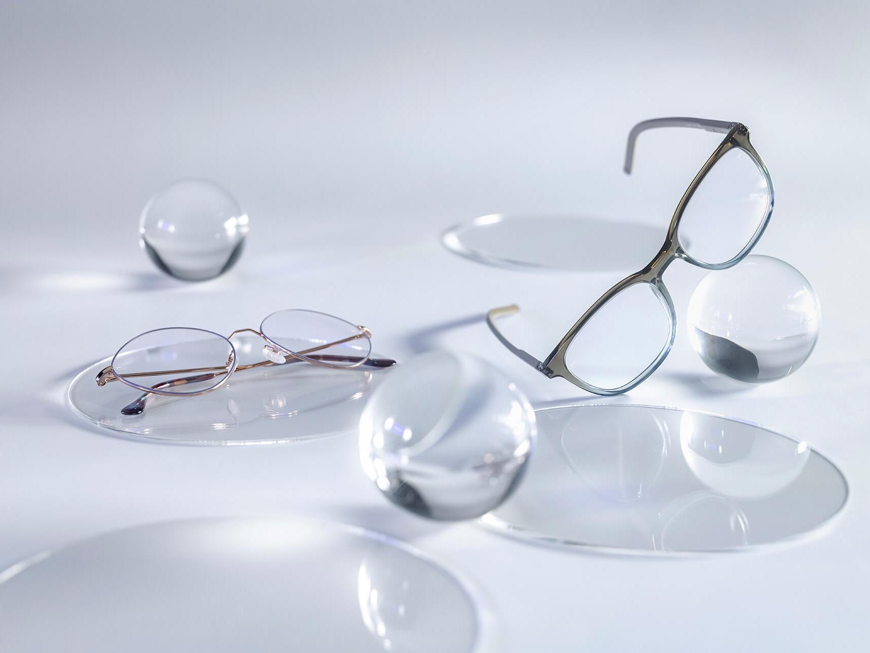 Lentes con lentes ZEISS que viene con recubrimiento DuraVision® Silver, que no muestran reflejos en comparación con las esferas de cristal que las rodean.