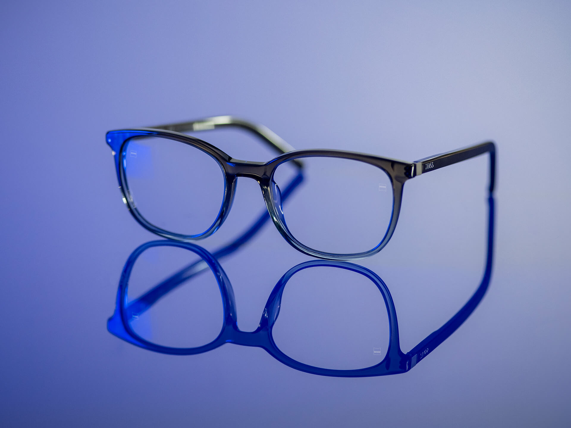 Lentes que se pueden ver con luz azulada y que tiene lentes ZEISS con material BlueGuard. Solo es visible un reflejo azulado muy reducido en los lentes.