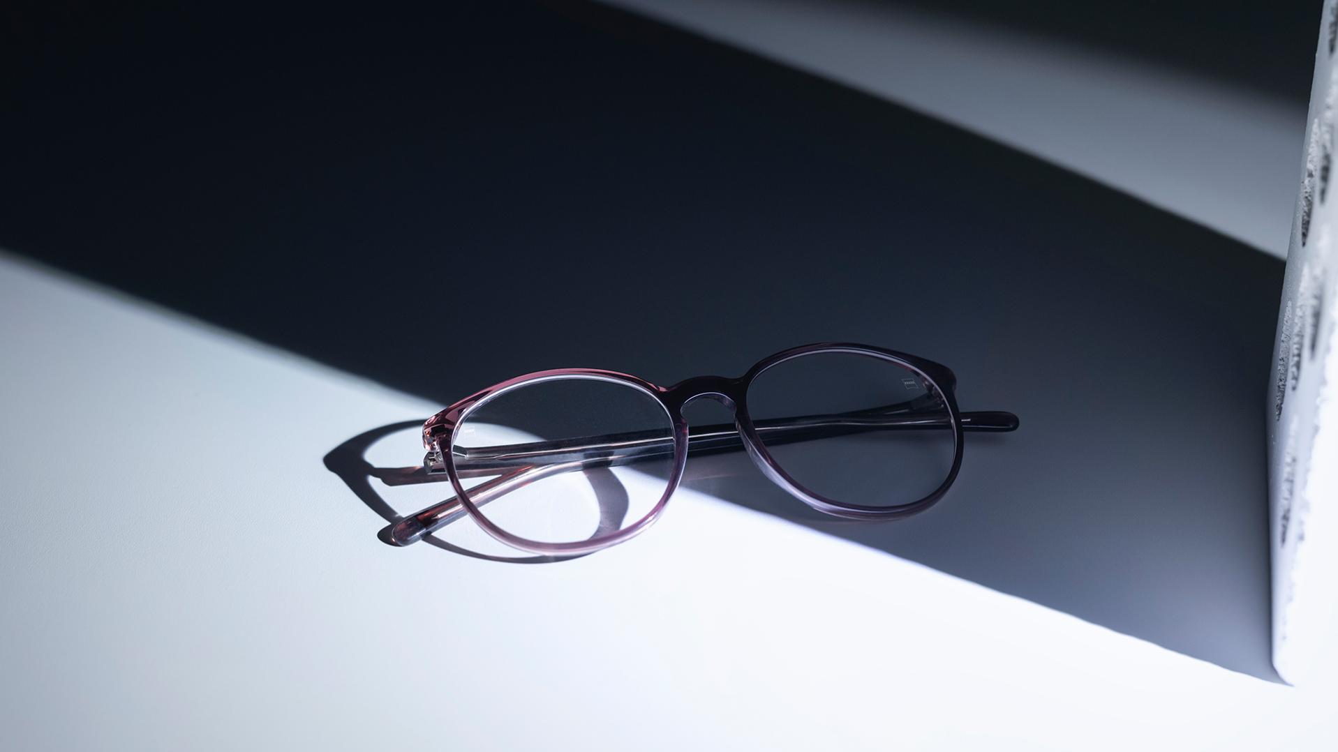 Lentes con lentes ZEISS y recubrimiento DuraVision® que se encuentran mitad a la sombra, mitad al sol.
