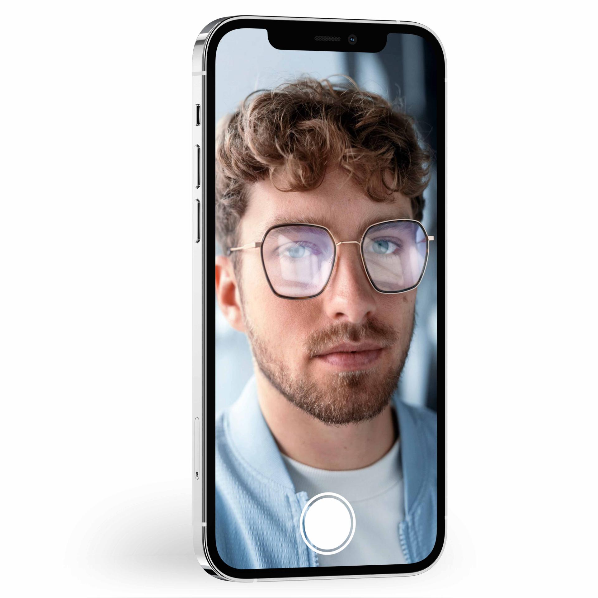 Una imagen con un elemento deslizante que muestra a una persona con lentes. Al desplazar el elemento deslizante, puedes ver que los lentes ZEISS con recubrimiento DuraVision son mucho menos reflectantes.