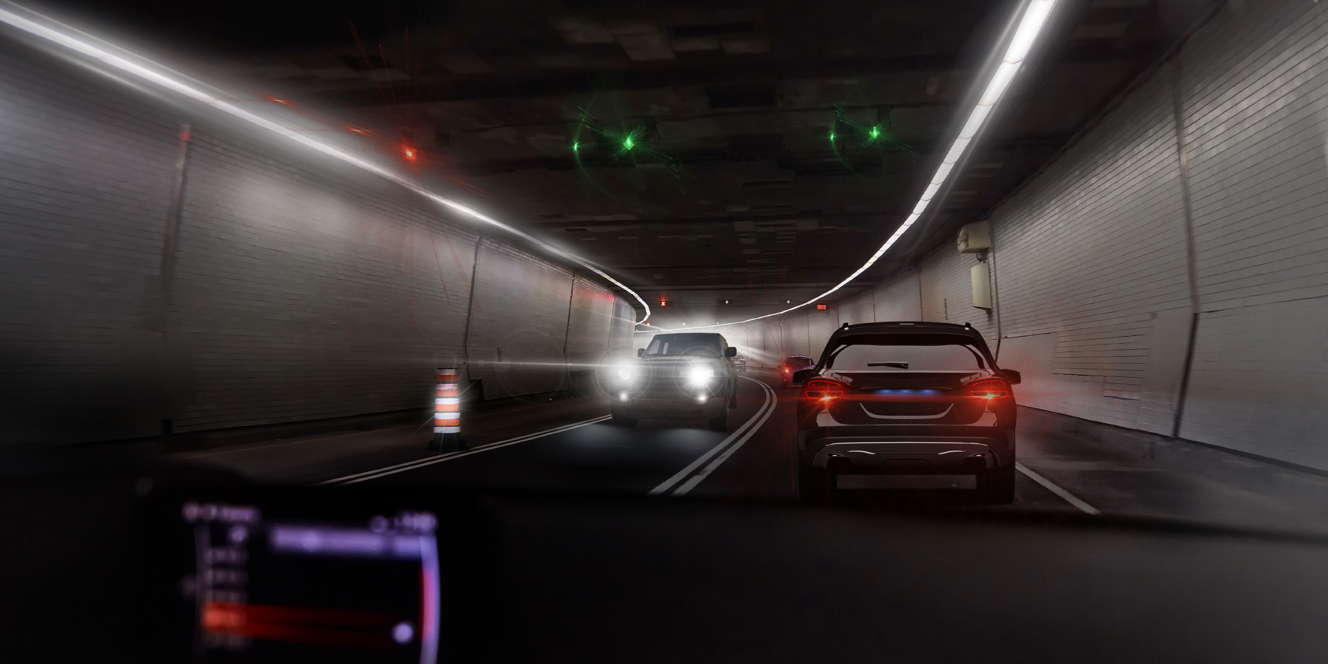 Dos imágenes de un punto de vista de un conductor en un túnel con tráfico en sentido contrario, mostrando en una imagen el resplandor del vehículo y las luces del túnel y en la otra imagen un resplandor claramente reducido.