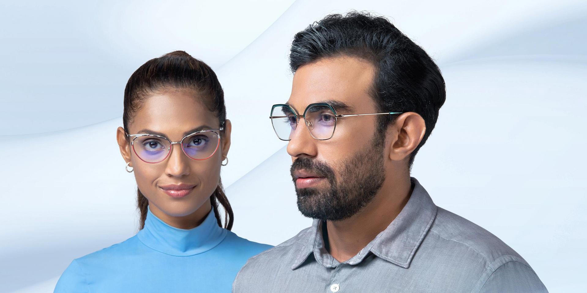 Un hombre y una mujer de mediana edad con lentes progresivos ZEISS Light 2.
