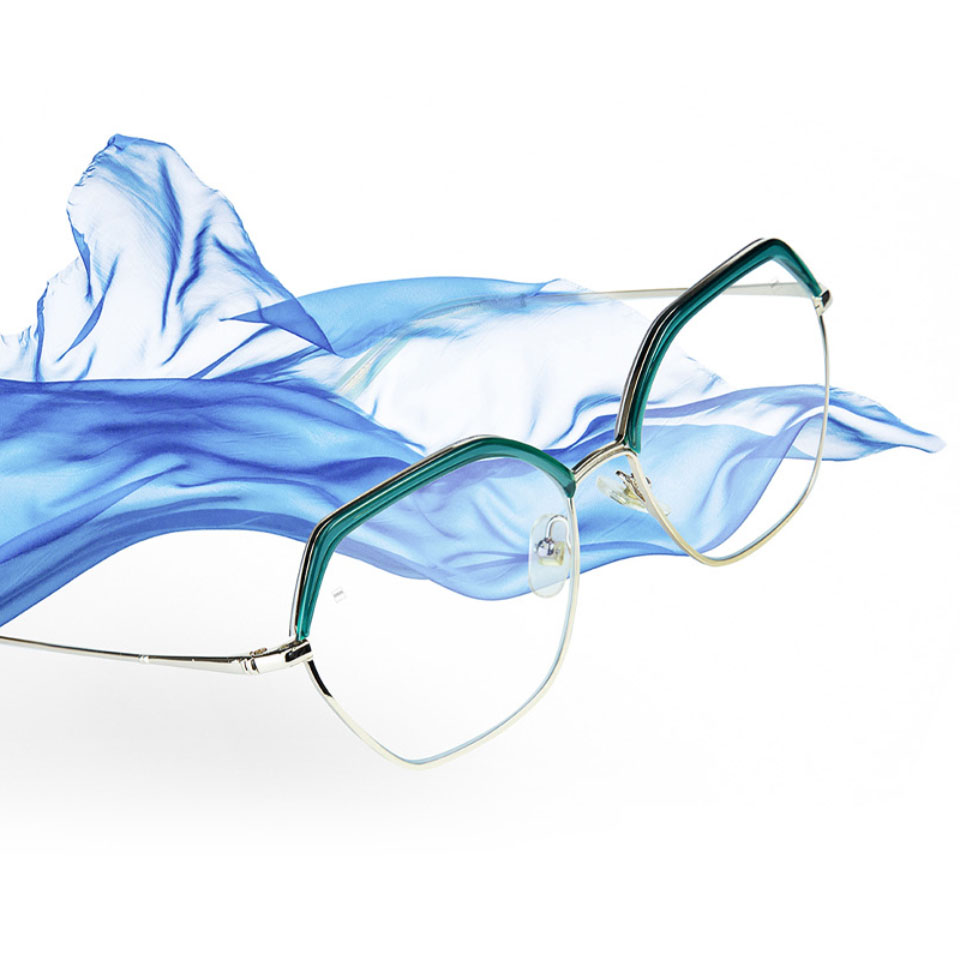 Imagen de unas gafas con lentes progresivos ZEISS Light 2 y una tela azul flotando en el aire.