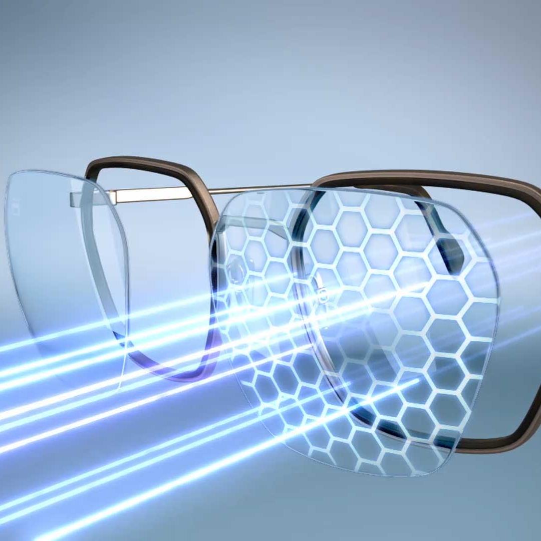 Un lente con material BlueGuard de ZEISS y tratamiento PhotoFusion X ZEISS bloquea la luz azul en estado transparente y tintado.