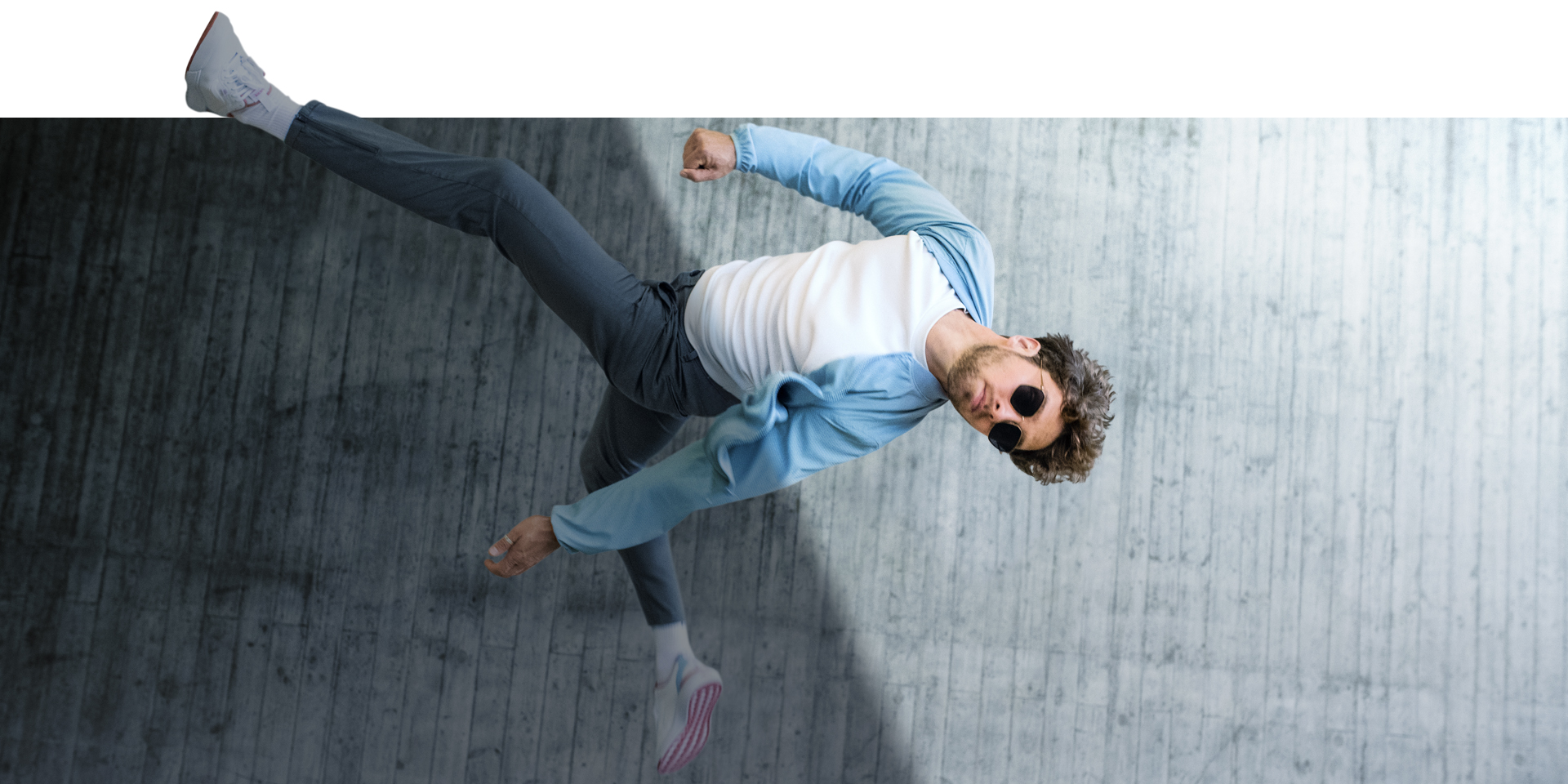  Hombre saltando en el aire con lentes PhotoFusion X de ZEISS tintados. 