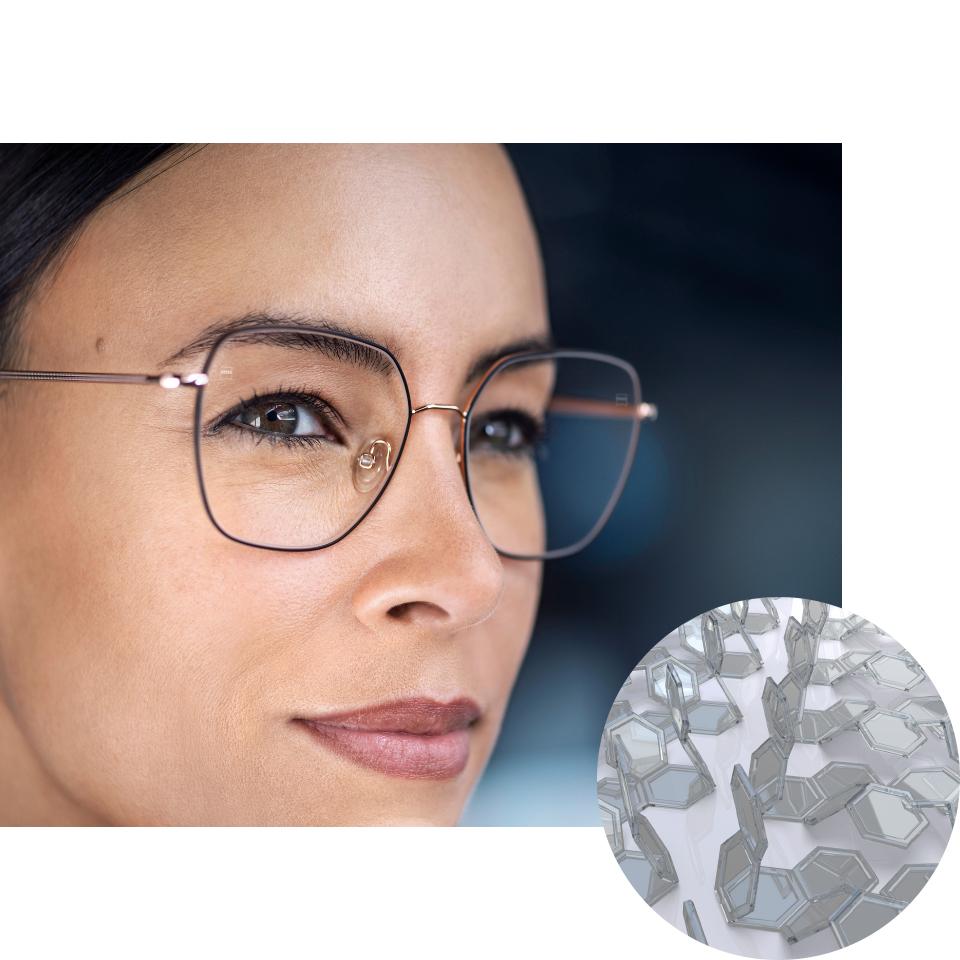 Mujeres usando lentes PhotoFusion X de ZEISS, transparentes, con una visualización de los compuestos de tinte plegados. 