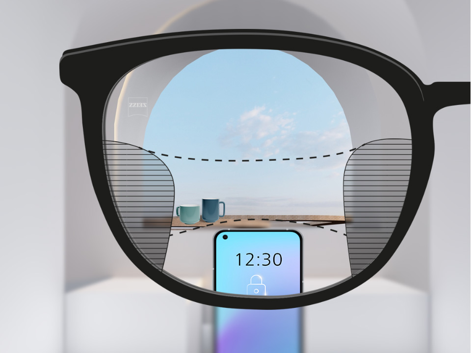 Ilustración esquemática a través de un lente progresivo SmartLife que muestra tres amplias zonas de visión para la corrección de la visión cercana (móvil), intermedia (tazas) y lejana (cielo).