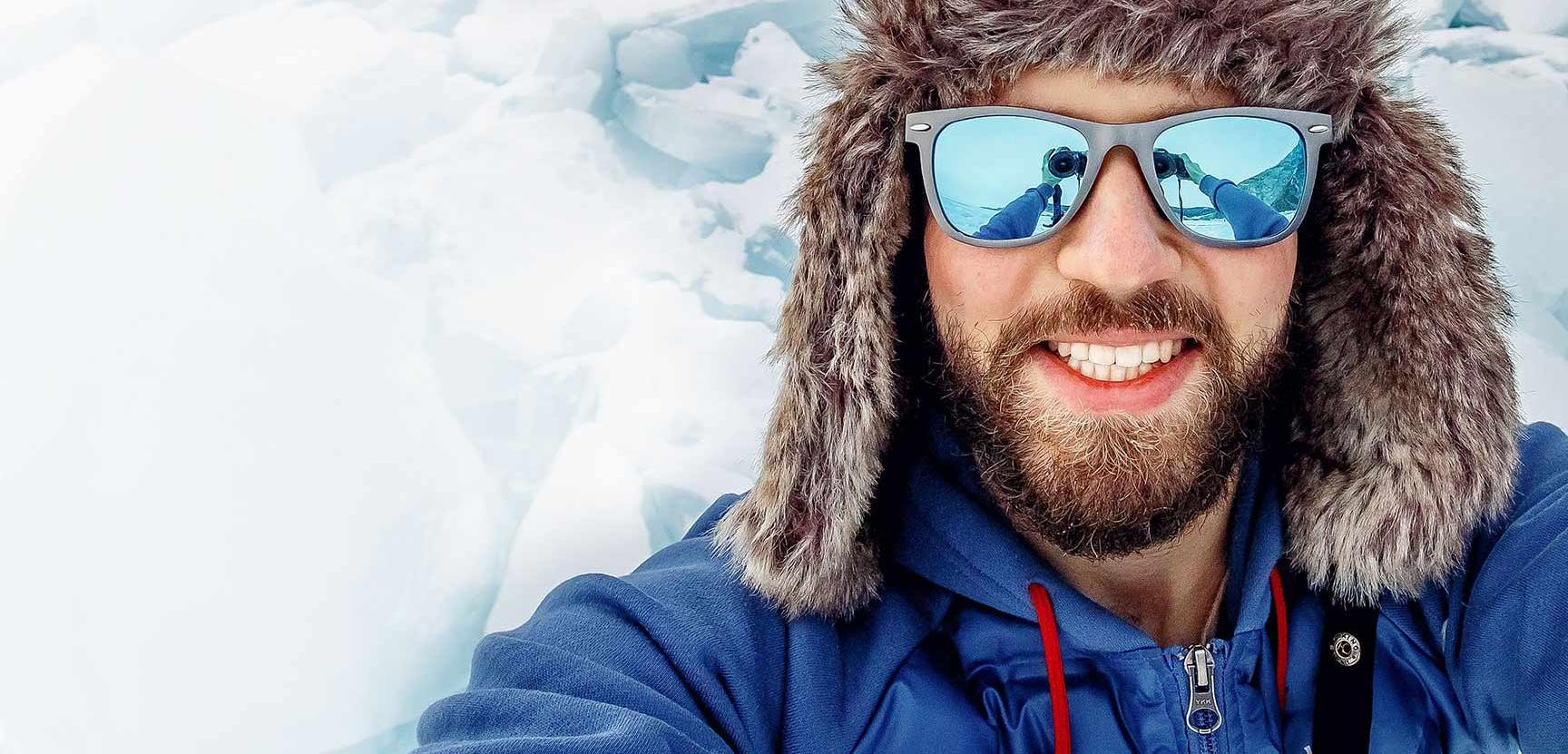 Retrato de hombre de nieve esquiador