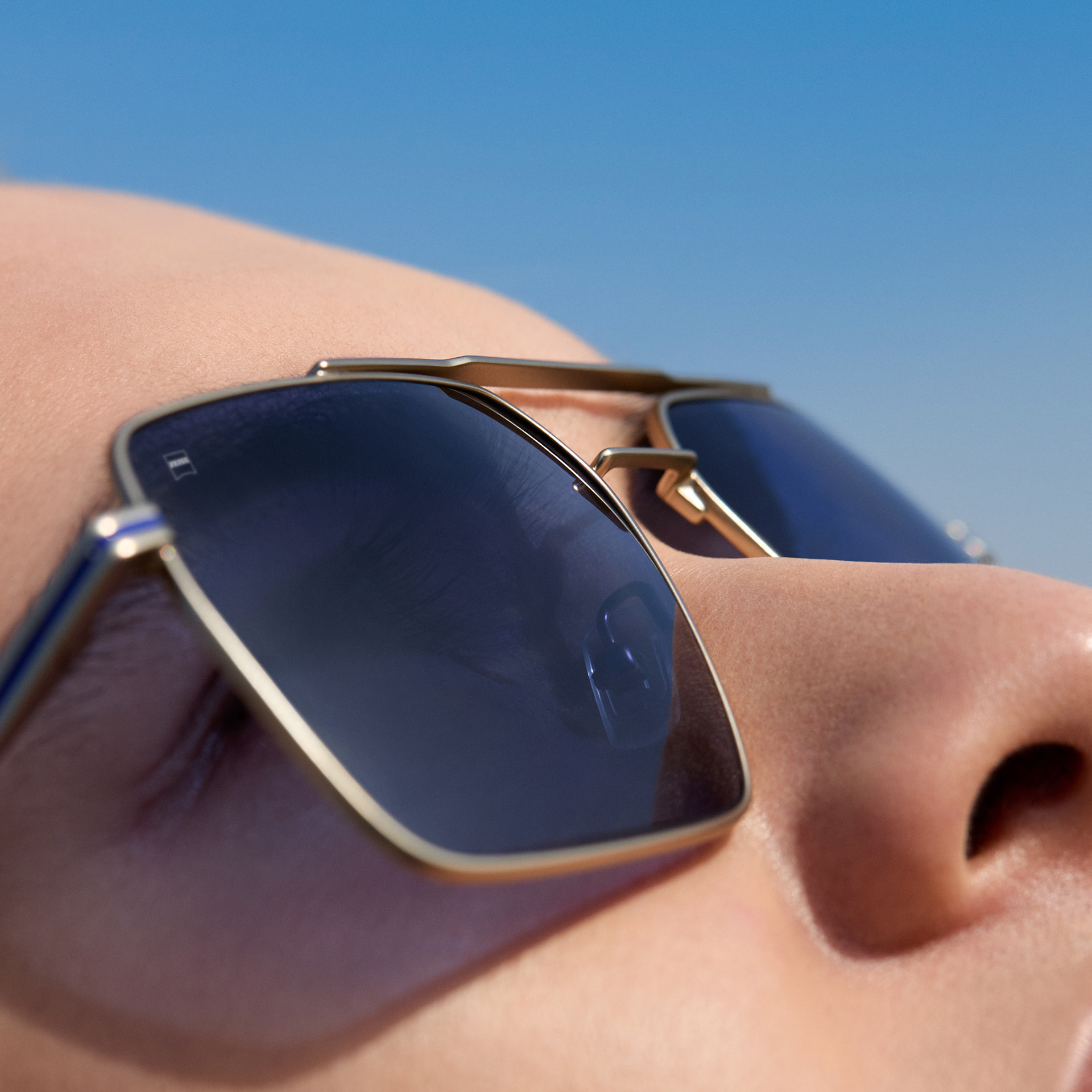 Primer plano de un hombre con lentes solares con prescripción de ZEISS en color Midnight Blue. 