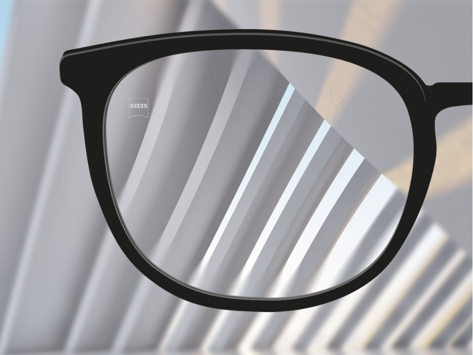 Imagen de un punto de vista con lentes monofocales ZEISS ClearView y el lente totalmente nítido, además de la parte exterior del lente.