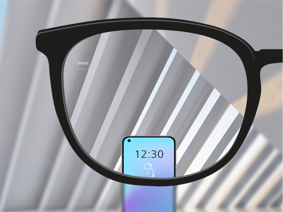 Imagen de un punto de vista con lentes monofocales ZEISS SmartLife con un smartphone y el lente completamente nítido. 
