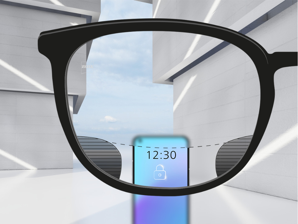 Una imagen con lentes ZEISS Digital SmartLife con un smartphone y el lente totalmente nítido en la zona superior e inferior del lente con zonas borrosas a izquierda y derecha.