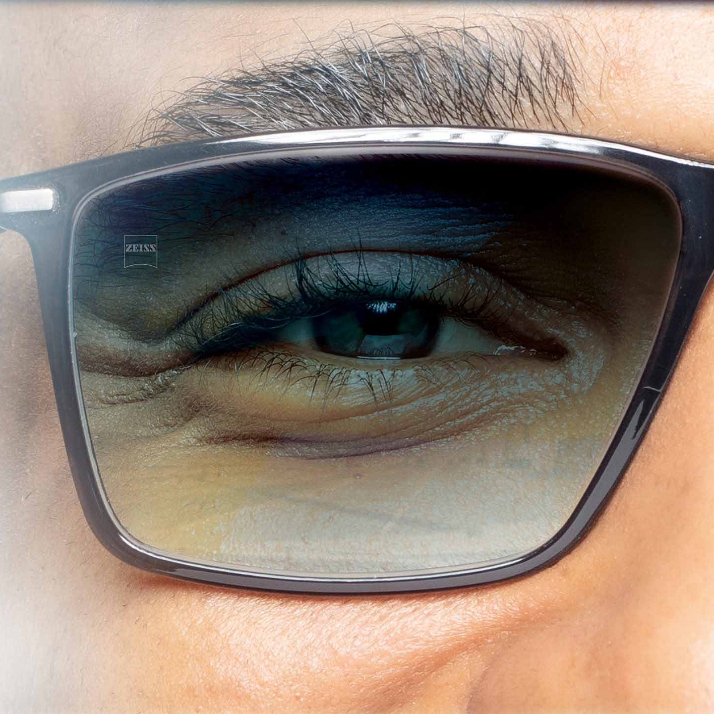 Ilustración de lentes tintados de ZEISS con protectores traseros y frontales para la luz solar