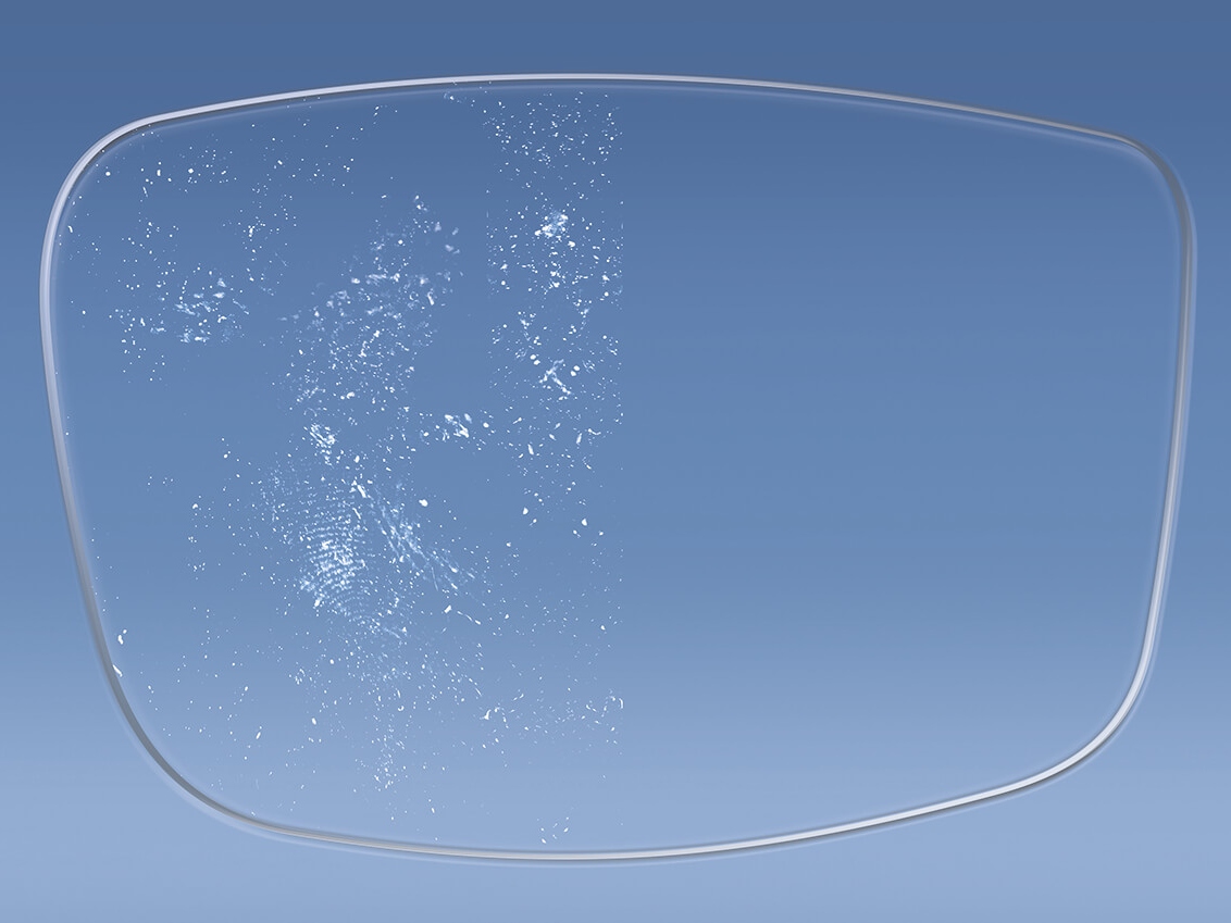 Ilustración de un lente con y sin los tratamientos para lentes ZEISS que añaden una capa antiestática 