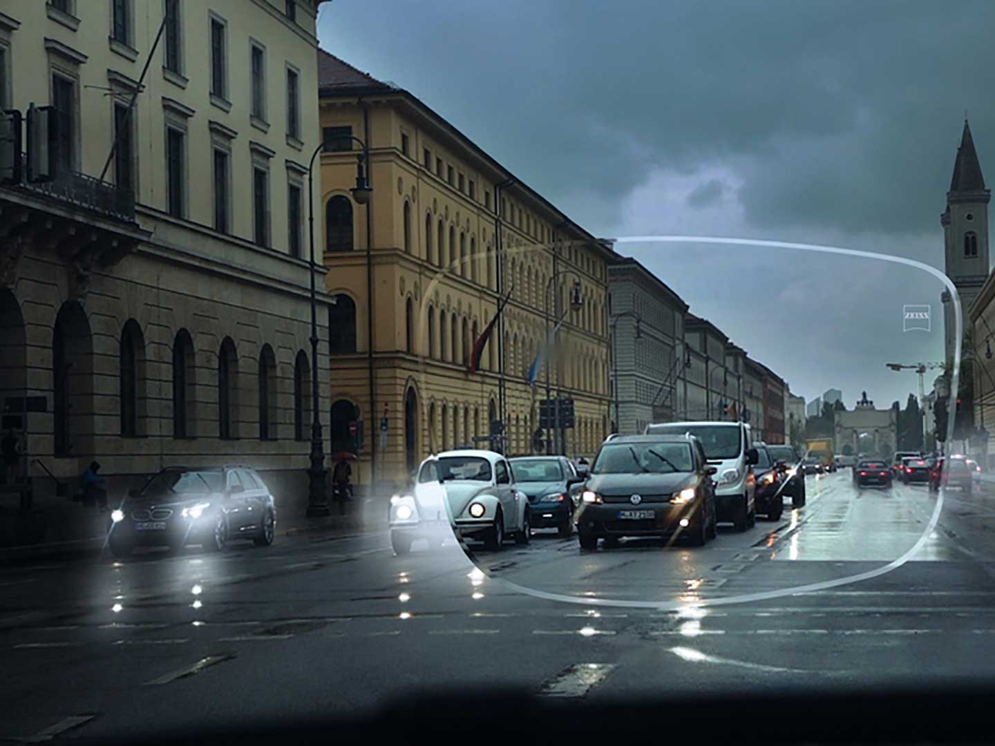 La imagen muestra una calle con escasa visibilidad por condiciones de poca luz. Vista desde el interior de un vehículo a través de un lente oftálmico. 